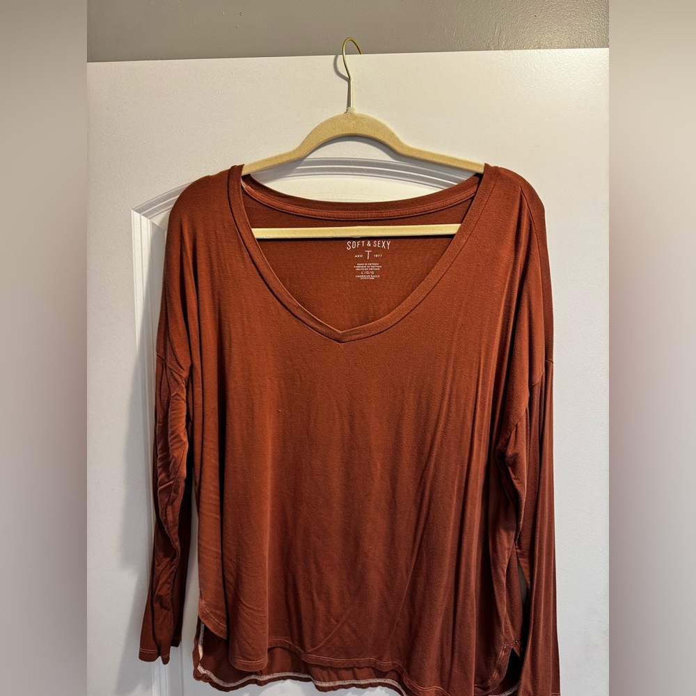 American Eagle Outfitters Rust Long Sleeve V-Neck Tee